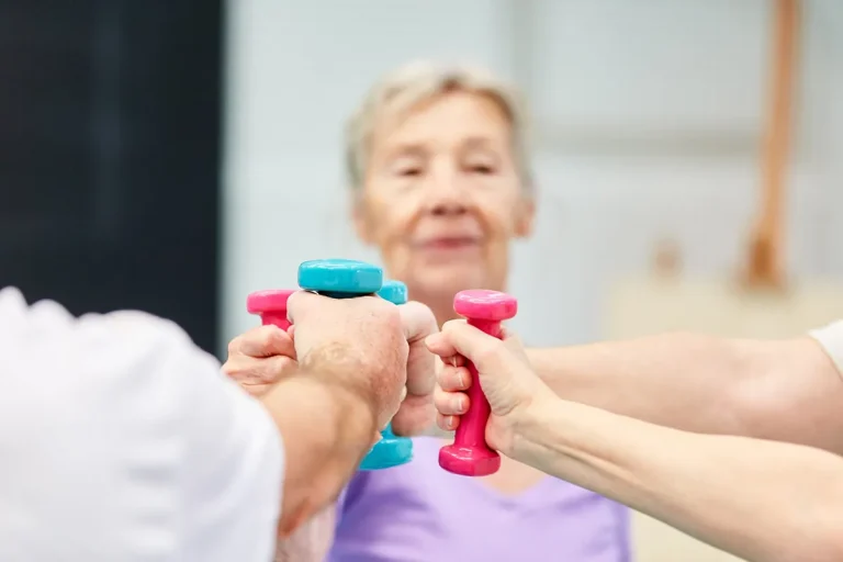 Seniors utilisant des haltères colorés lors d’un cours multisport à Toulouse